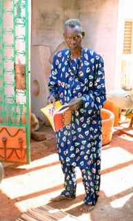 Cyprien Tokoudagba dans son atelier