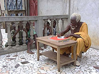 Frédéric Bruly Bouabré dans son atelier